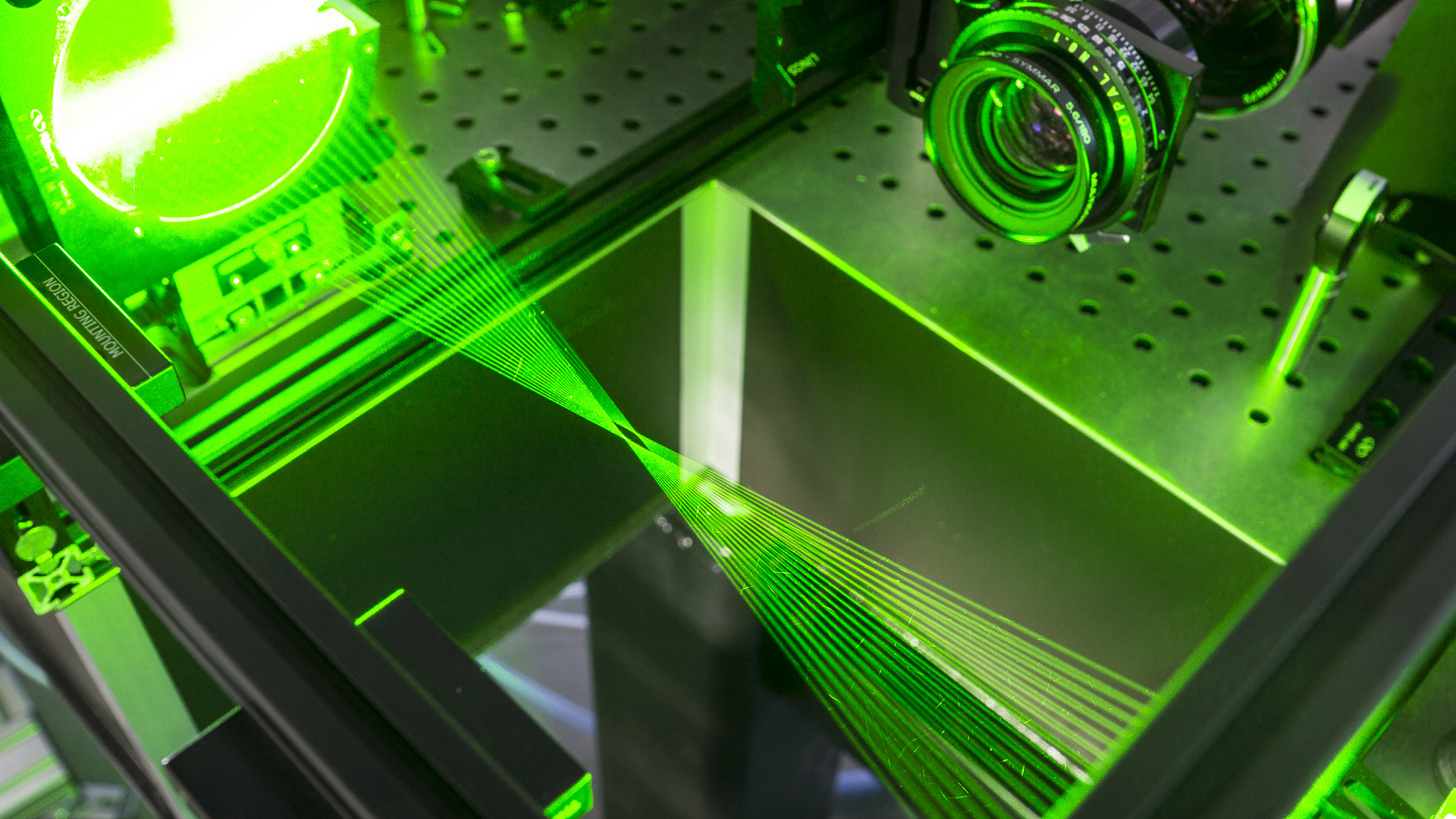 Das Foto zeigt einen Aufbau für die Laserdiagnostik im Labor Optische Diagnostik und Erneuerbare Energien